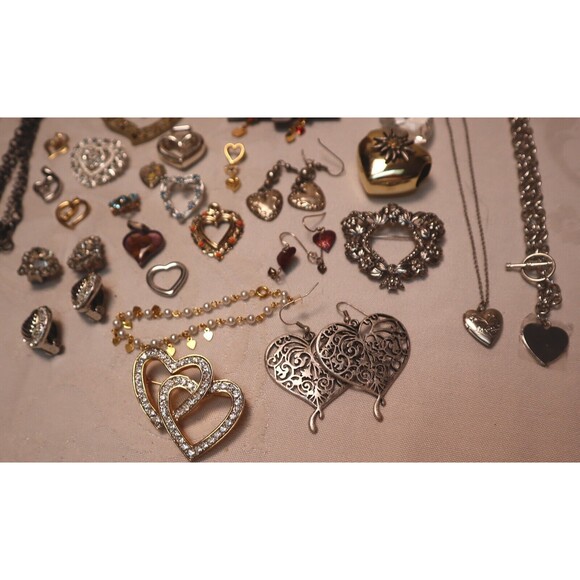 Vintage Heart Jewelry Lot 30 Pc Locket Brooches More - Picture 2 of 11